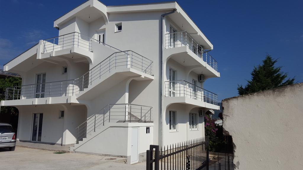 Gosa Apartments Bar Exterior photo
